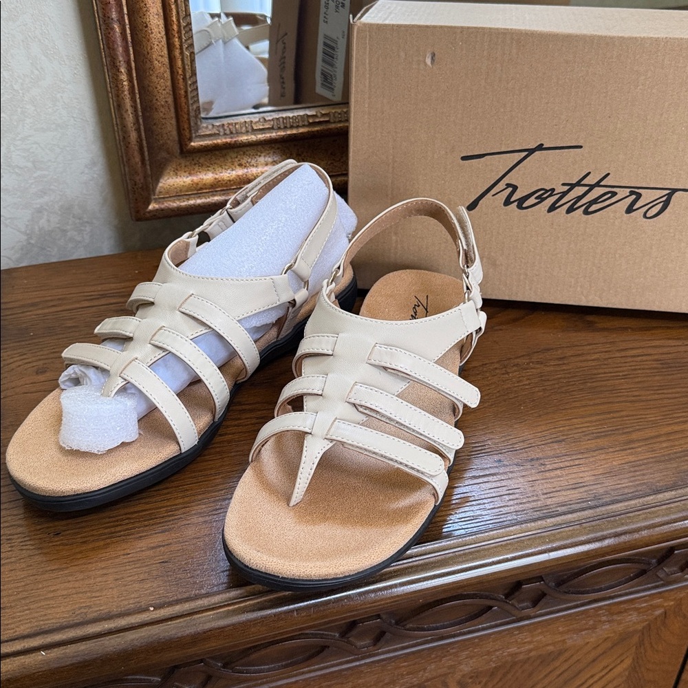 Trotters Ria Ivory Multi-Strap Slingback Leather Sandals. Size 9. Velcro adjust.